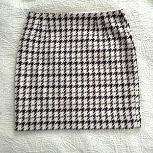 WHBM wool blend black and white houndstooth mini